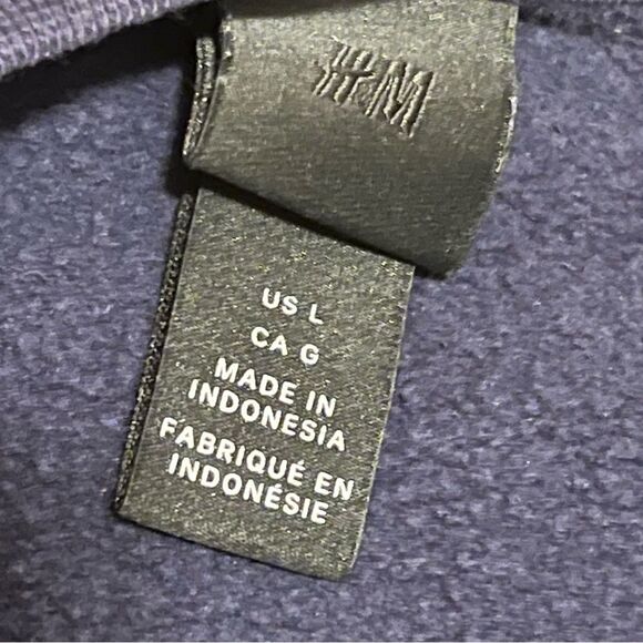 H&M Blue and Red Crewneck Sweater with Japanese Design size Large - Picture 3 of 4